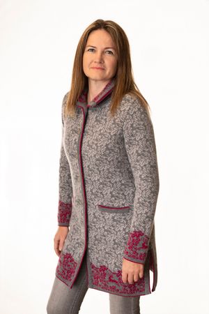 Pezzo D'oro Pezzo D&#039;oro Damenstrickmantel,Grautöne mit dunkelpinken Akzenten, nachhaltig produziert,made in Bayern, Merinowolle JETZT KAUFEN