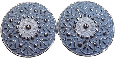 Pezzo D'oro Dirndl Schürzenschließe Metall, farbig coloriert ,2x runde Form 2-teilig. filigrane Form Hotsell