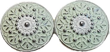 Pezzo D'oro Dirndl Schürzenschließe Metall, farbig coloriert ,2x runde Form 2-teilig. filigrane Form Hotsell