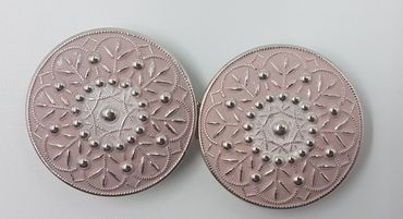 Pezzo D'oro Dirndlschließe,Schürzenschnalle in Metall,farbig coloriert,Trachtenschließe Rabatt