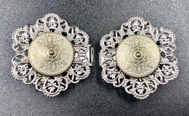 Pezzo D'oro Schürzenschließe, Dirndlschließe, altsilber mit altgold/weiß Sonderangebot der Fabrik
