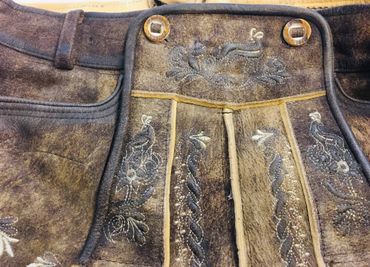 Pezzo D'oro Trachtenlederhose kurz, mit Gürtel Bayernwappen, antikfarben braun Wildbock Fabrik Onlineshop