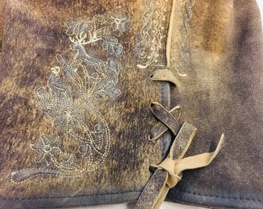 Pezzo D'oro Trachtenlederhose kurz, mit Gürtel Bayernwappen, antikfarben braun Wildbock Fabrik Onlineshop