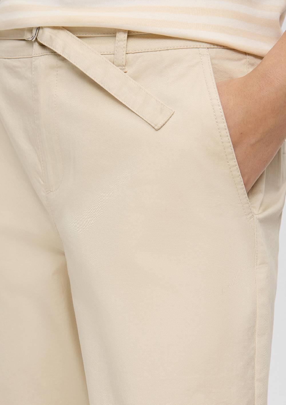 s.Oliver Chino mit Gürtel aus Baumwollstretch Vierteljährliche Förderung