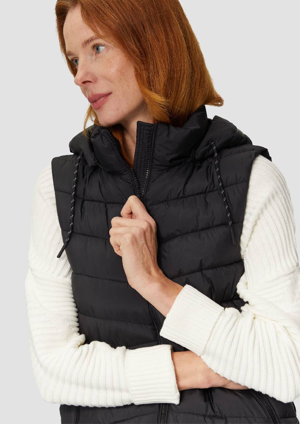 s.Oliver Leichte Steppweste mit Logo-Kapuze Top Angebot