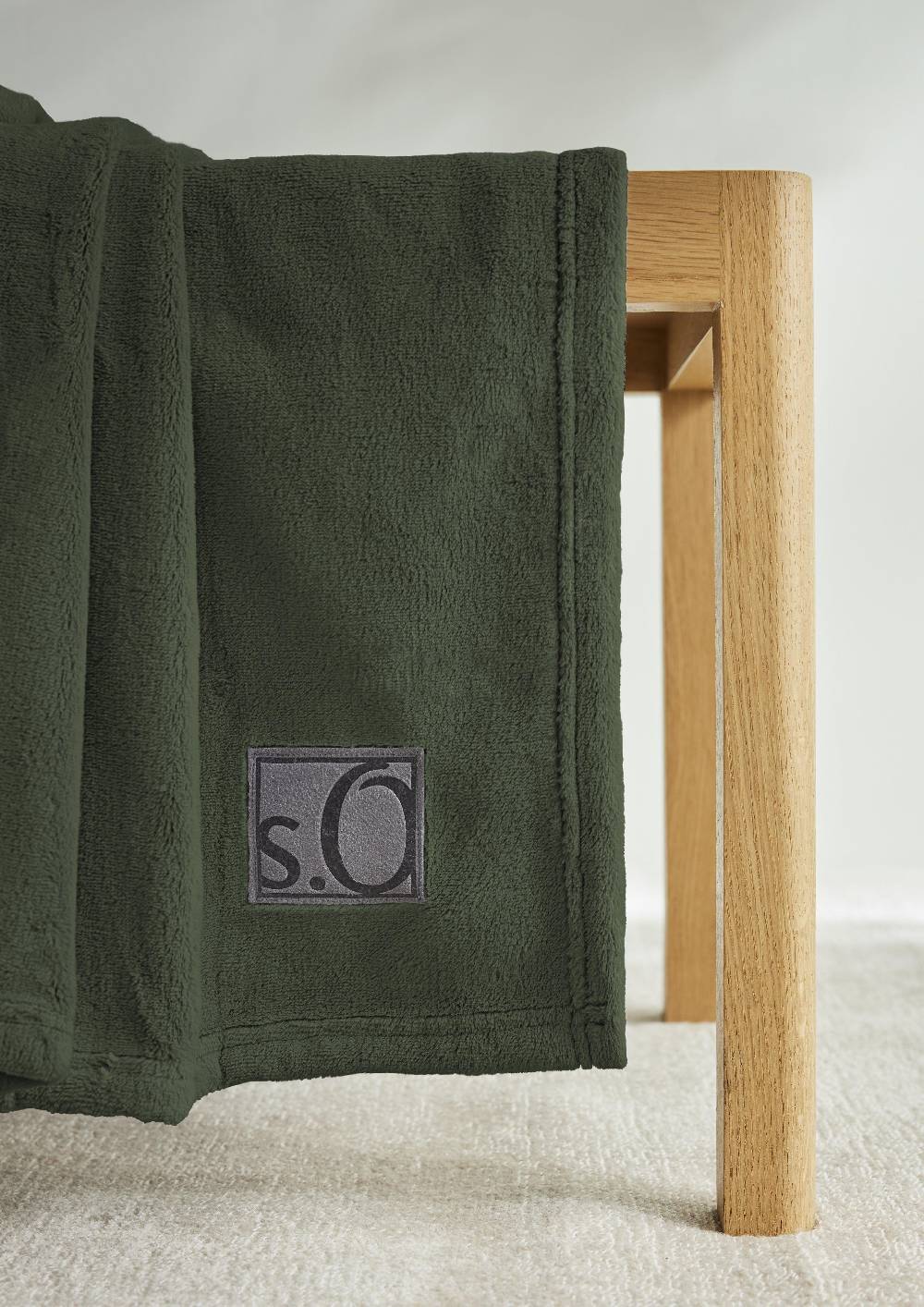 s.Oliver Weiche Decke mit Logo-Detail Super Rabatt