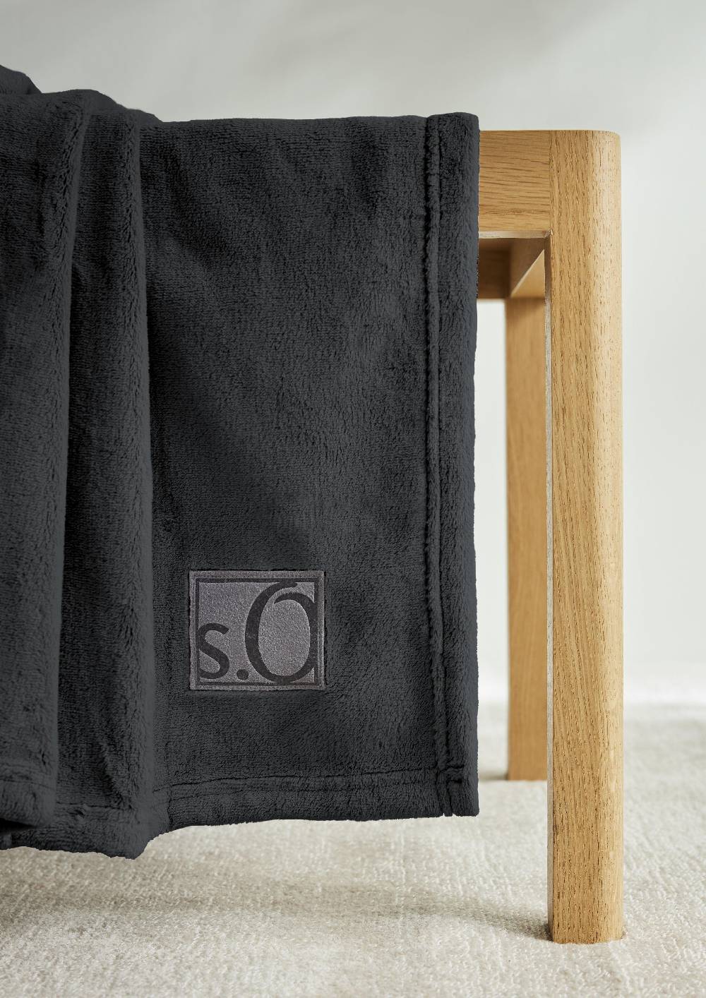 s.Oliver Weiche Decke mit Logo-Detail Fabrikpreis