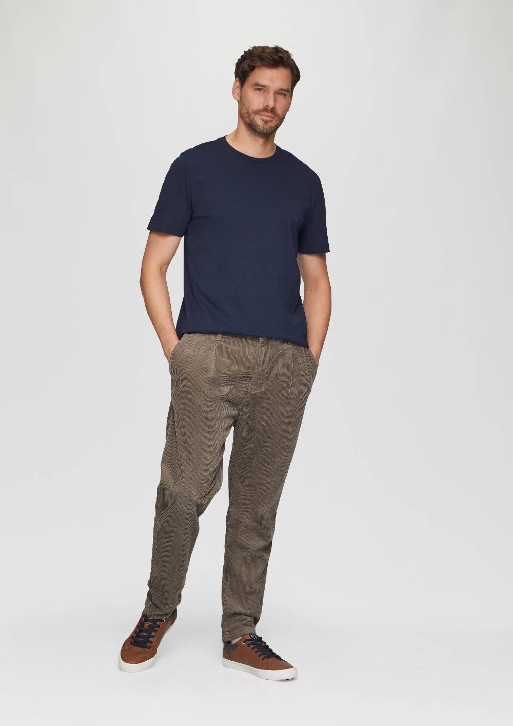 s.Oliver Cord-Chino aus Baumwollstretch mit Bundfalten Fabrikladen