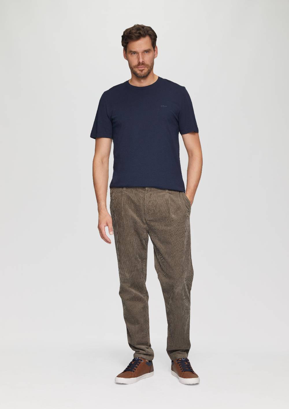 s.Oliver Cord-Chino aus Baumwollstretch mit Bundfalten Fabrikladen