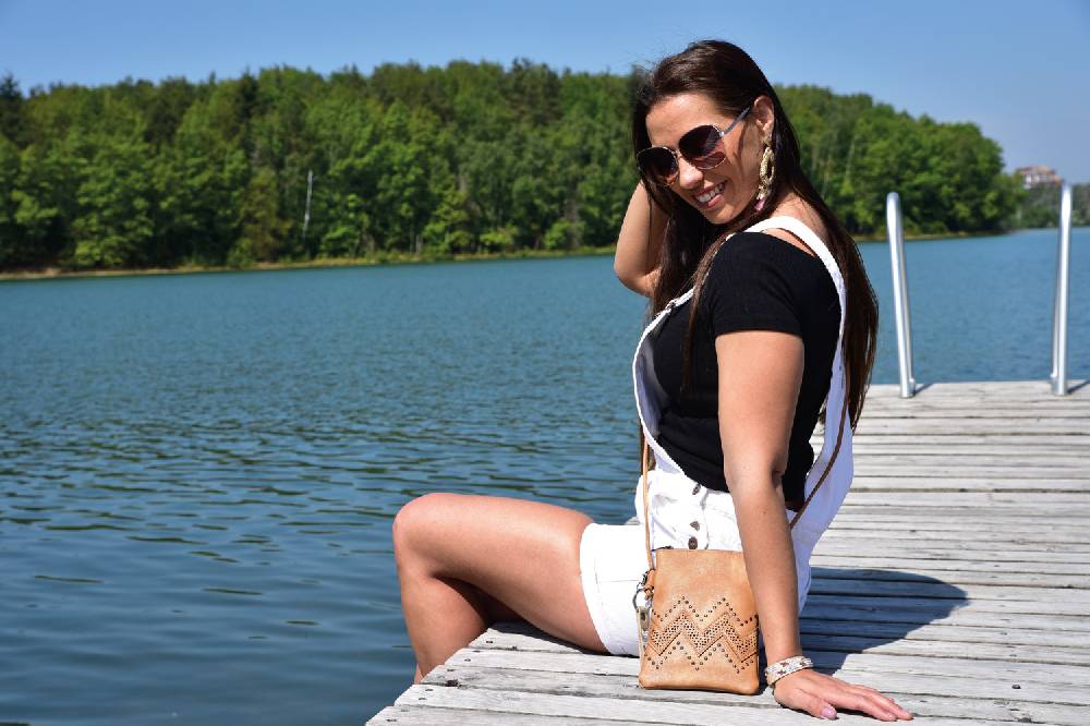 Stylebreaker Mini Umhängetasche mit ZickZack Cutout und Nieten zollfrei