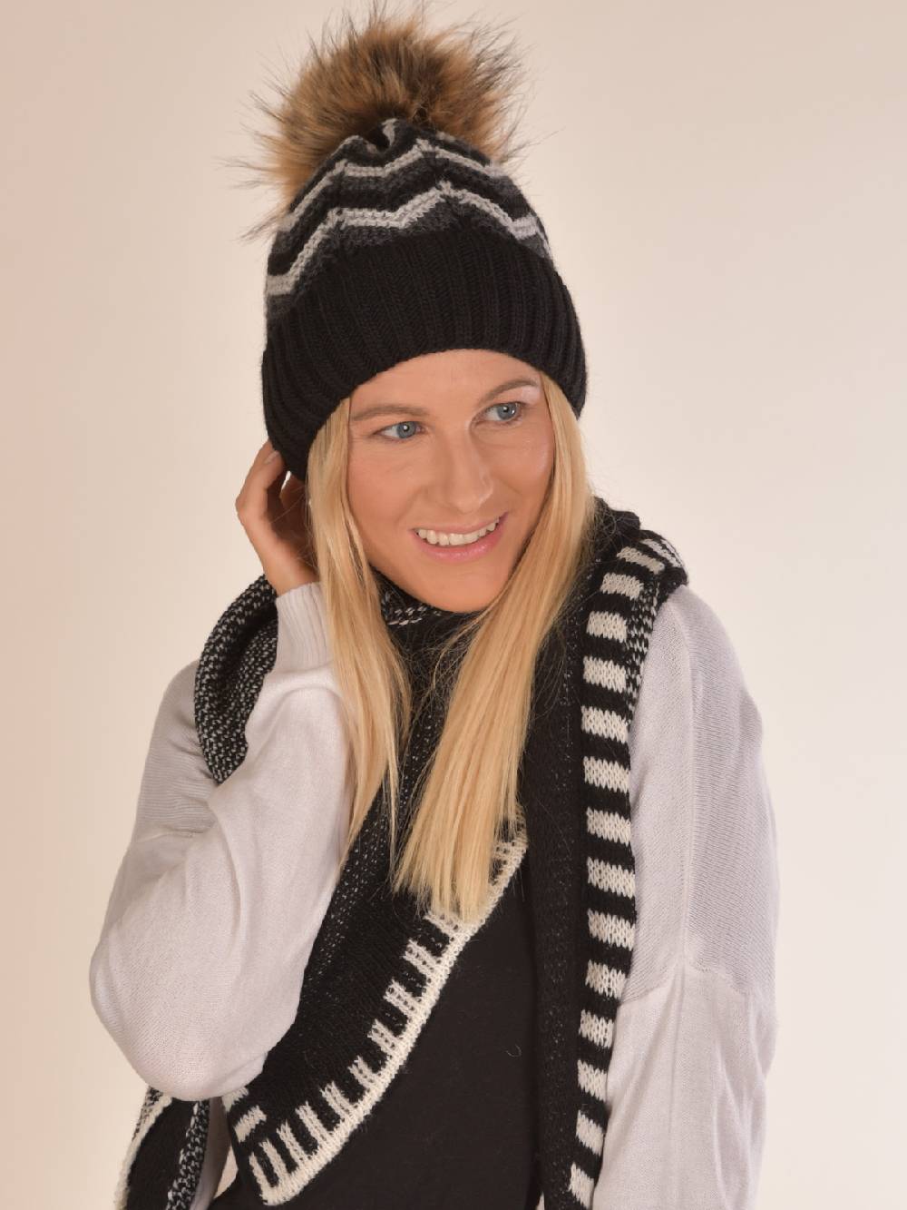 Stylebreaker Strick Bommelmütze mit Zick-Zack Muster Zeitlich begrenztes Angebot