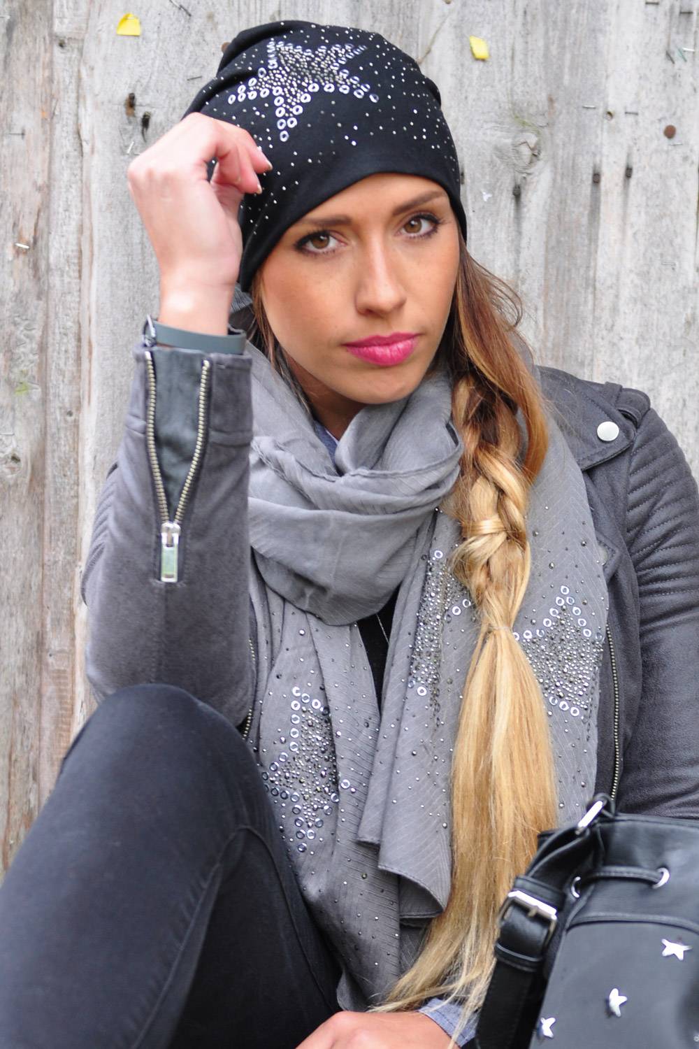 Stylebreaker Beanie mit Stern aus Strass und Lochnieten Wochenangebot