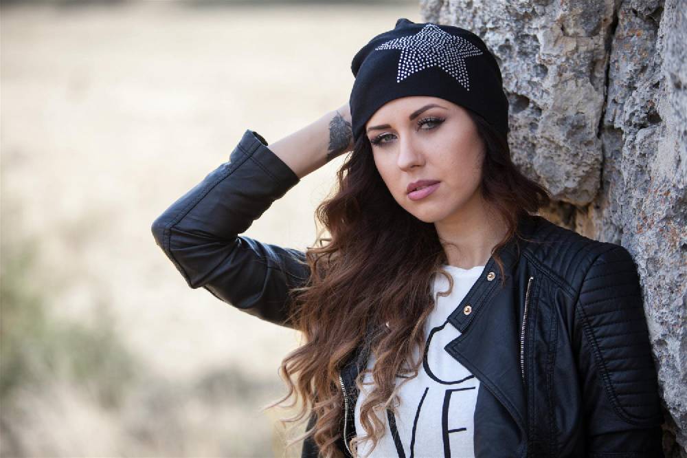 Stylebreaker Warme Beanie Mütze mit Strass Stern Saisonale Angebote