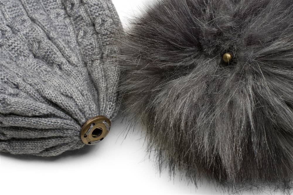 Stylebreaker Feinstrick Bommelmütze mit Strass Top Angebot