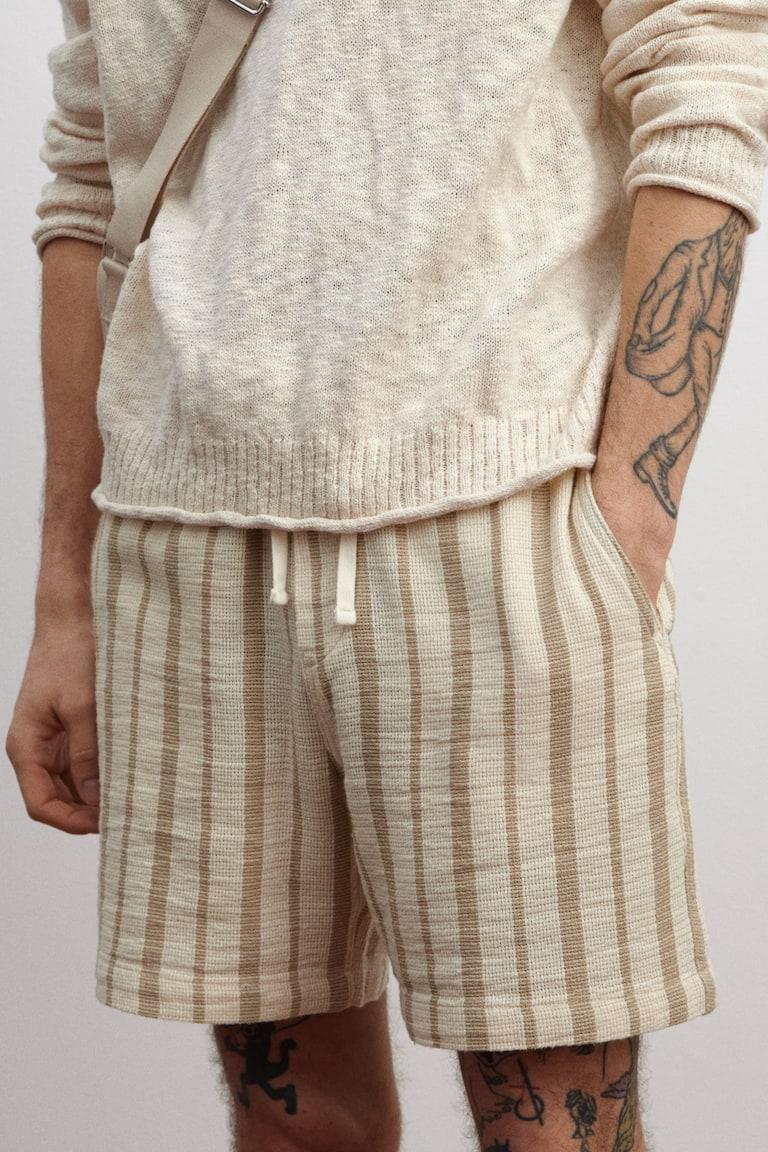 H&M Shorts aus Webstoff in Regular Fit Zeitbegrenzte Promotion