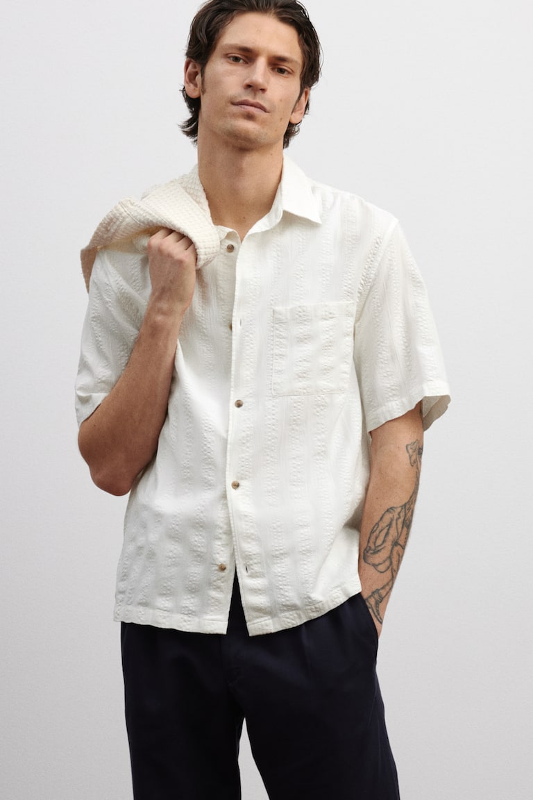H&M Kurzarmhemd mit Struktur in Regular Fit Sonderangebot der Fabrik