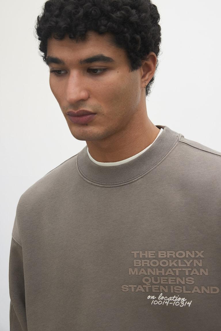 H&M Bedrucktes Sweatshirt in Loose Fit 2025