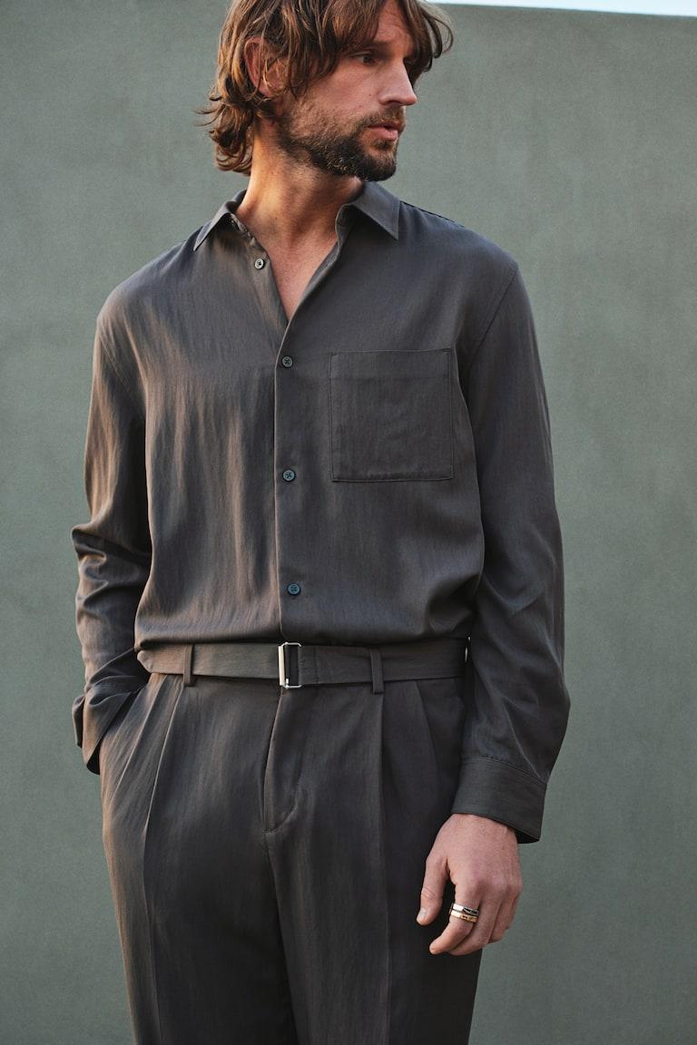 H&M Twillhose mit Gürtel in Regular Fit Fabrikpreis