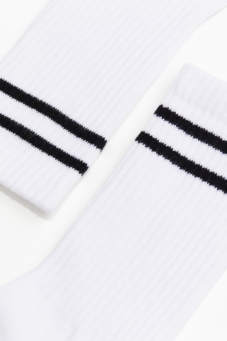 H&M 5er-Pack Sportsocken mit DryMove™ 50% Rabatt mit kostenlosem Versand